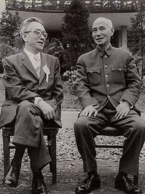 是誰指點蔣介石退守臺灣？又是誰建議毛主席先奪臺灣？