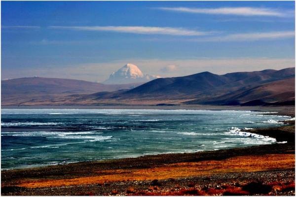 它被冠以“鬼湖”之名，為何卻又吸引大量內地遊客前往？