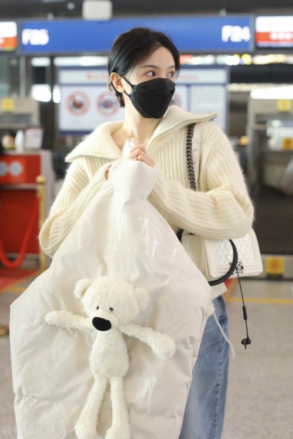 陳小紜穿奶白色拉鍊毛衣搭配牛仔褲，溫溫柔柔純欲氣質