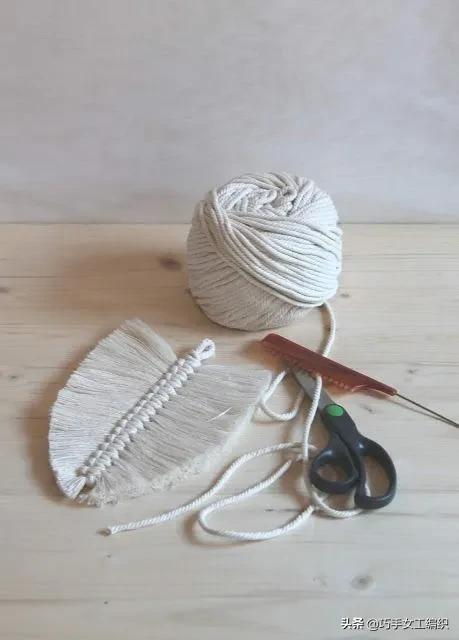 用剩餘的棉繩編了幾片葉子，組合起來簡直美翻了，鄰居都要學起來