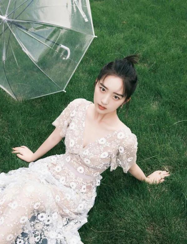 00後新生代演員鄧恩熙 00後新生代演員鄧恩熙