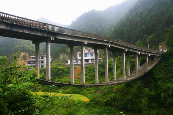 我國最“逆天”的大橋,橋墩懸在半空中,網友:圖紙拿反了? 我國最“逆天”的大橋,橋墩懸在半空中,網友:圖紙拿反了?