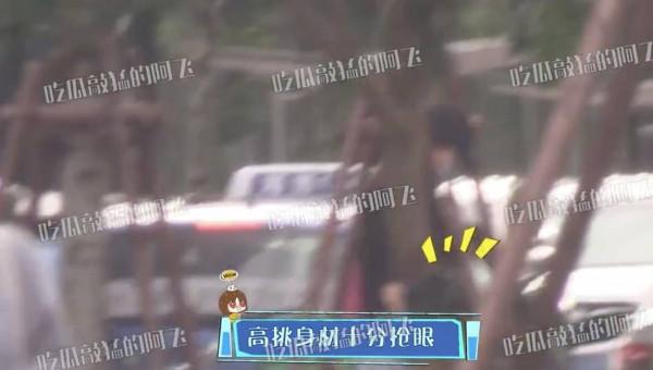 唐嫣和父親接女兒放學 寶貝穿著粉嫩可愛呆萌