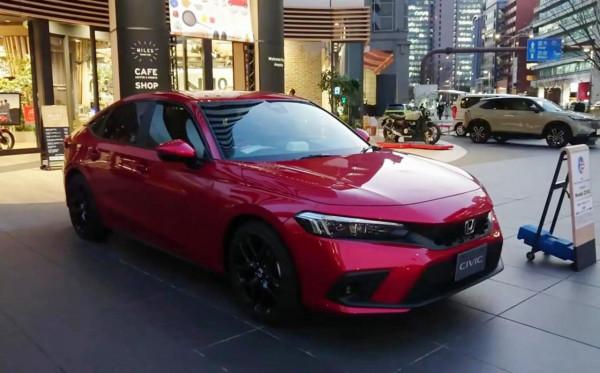 新款本田思域兩廂版實車，外觀很年輕運動，掀背式後尾箱