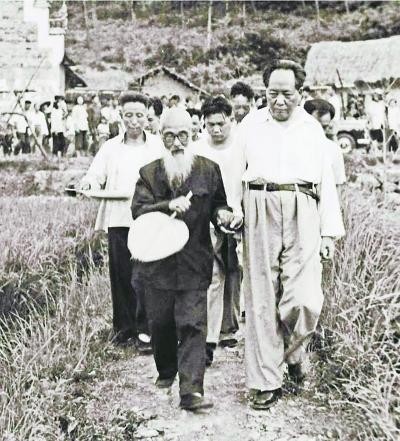 59年毛澤東回韶山，看到父母墳墓破爛不堪，他說：不要修，就這樣