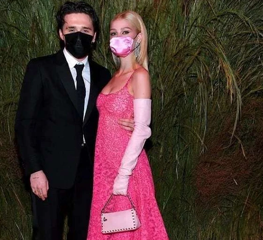 貝克漢姆大兒子眼光遺傳他爸，未婚妻氣質不輸貝嫂，穿粉裙真優雅