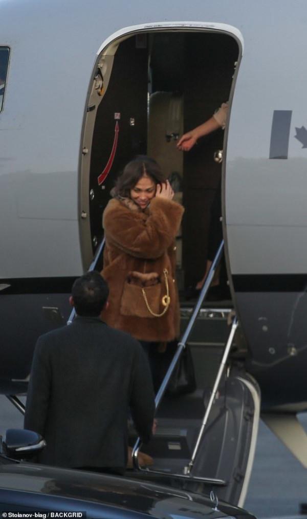 大本和女友在機場吻別，52歲拉丁天后素顏也很美，甜蜜似愛情電影