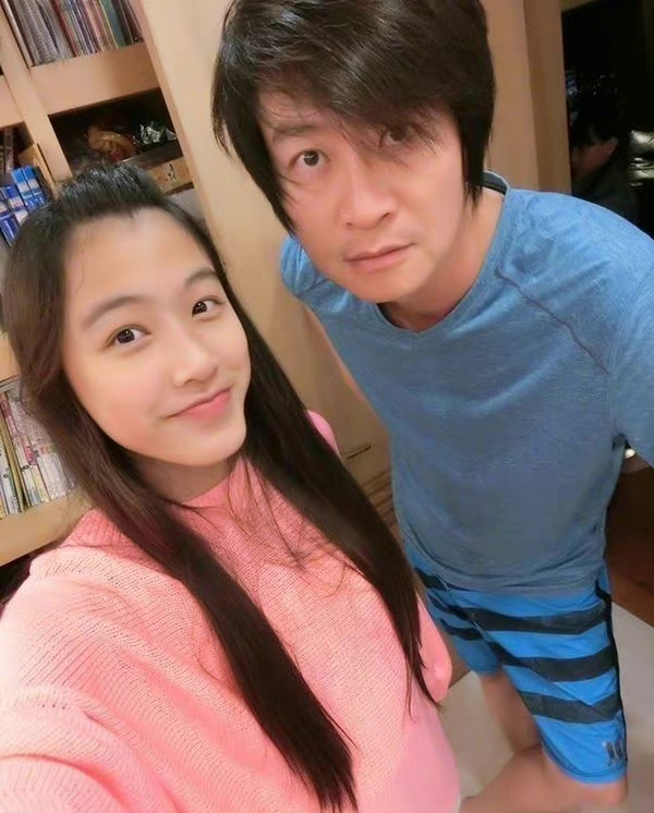 52歲游鴻明現身商演,露天舞臺環境簡陋,學霸女兒顏值高疑想出道 52歲游鴻明現身商演,露天舞臺環境簡陋,學霸女兒顏值高疑想出道