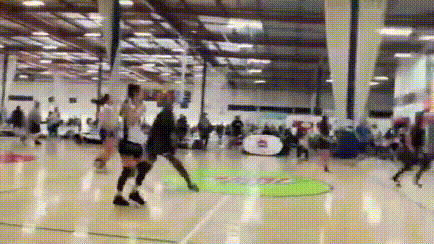 華裔少女球場被黑人打成腦震盪 施暴者母親場下煽動：打她