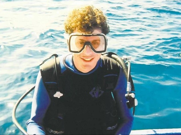 加拿大富豪被捅23刀，血泊中對妻子說“快跑”，卻不知她就是兇手