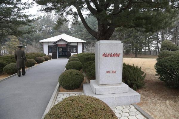 美軍為砍一棵樹，犧牲了兩名軍官，出動航空母艦護衛