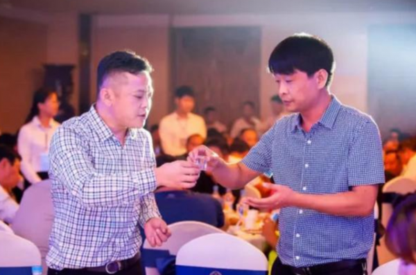 吃晚飯時,經常喝點“白酒”的人,最後身體會怎樣? 吃晚飯時,經常喝點“白酒”的人,最後身體會怎樣?