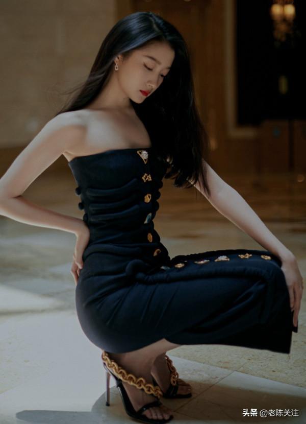 關曉彤露肩小禮服美感爆棚 ​​​​