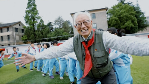 他今年90歲，戴了72年紅領巾
