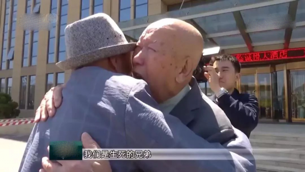時隔半個世紀,退伍老兵與93歲老首長重逢,當年的1個連僅剩他2人 時隔半個世紀,退伍老兵與93歲老首長重逢,當年的1個連僅剩他2人