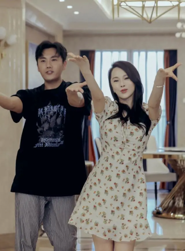 伊能靜終於不“裝嫩”,穿經典黑白配,難怪讓小10歲老公一臉寵溺 伊能靜終於不“裝嫩”,穿經典黑白配,難怪讓小10歲老公一臉寵溺