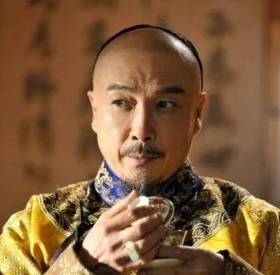 不喝酒的康熙因為一場病，迷上西醫，討厭巧克力，卻愛上了葡萄酒