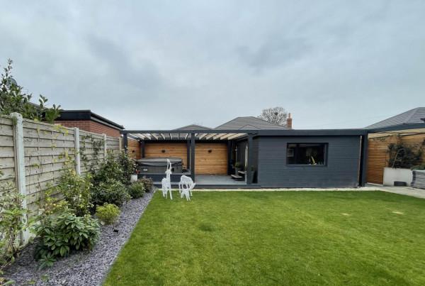 英國父親改造住宅 隱藏了個秘密酒吧 小成本改造花園 英國父親改造住宅 隱藏了個秘密酒吧 小成本改造花園