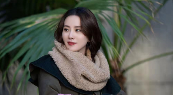 劉詩詩氣質真絕了!拎可愛毛絨包包都有貴婦感,光腿穿皮裙不怕凍 劉詩詩氣質真絕了!拎可愛毛絨包包都有貴婦感,光腿穿皮裙不怕凍