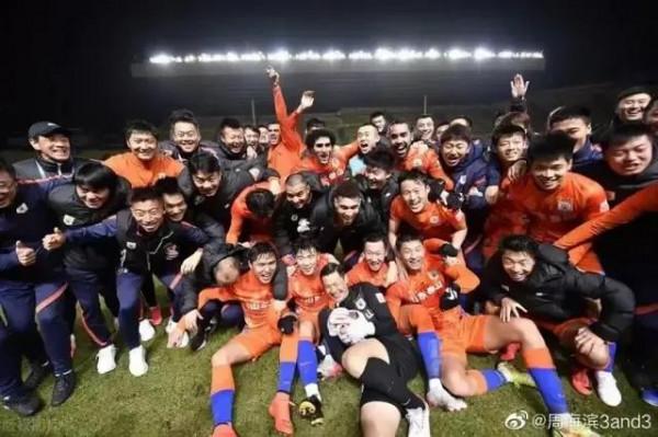 山東泰山隊奪冠以後，兩個話題球迷引球迷熱議