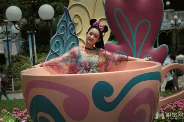 在迪士尼遊玩的趙麗穎公主，美嗎？