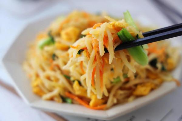 伏天,我家最愛的土豆吃法,炒一大鍋,蔬菜主食都有,好吃又省事 伏天,我家最愛的土豆吃法,炒一大鍋,蔬菜主食都有,好吃又省事