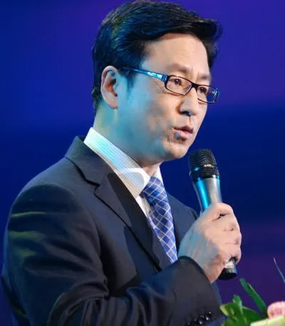 領誦員馮琳又火了，開學典禮上精彩發言，卻因學歷無緣央視