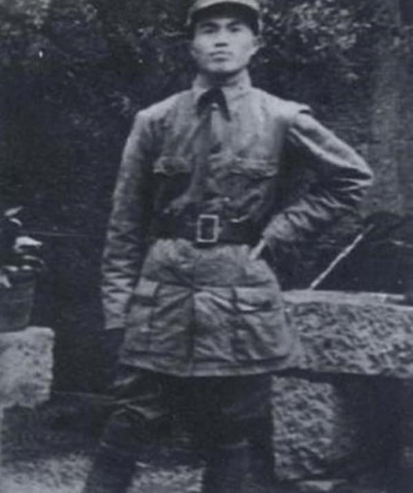 匪首罪行累累，皮定均攻打十天未克，找大棺材和五百斤炸藥建奇功