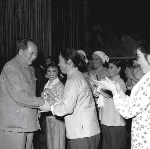 常香玉65歲演出,觀眾的熱情像極了野性消費的網友,卻累壞了大師 常香玉65歲演出,觀眾的熱情像極了野性消費的網友,卻累壞了大師