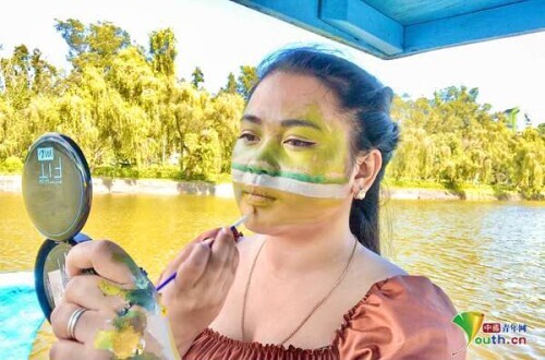 菲律賓藝術家用彩繪將自己“無縫銜接”嵌入實景 菲律賓藝術家用彩繪將自己“無縫銜接”嵌入實景