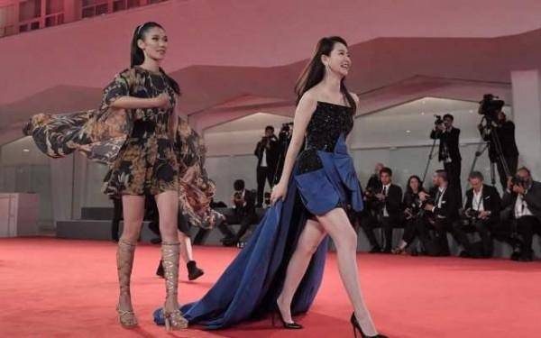 戚薇的魅力卻沒比過日本女人，穿的高階藍黑裙，看著有點保守