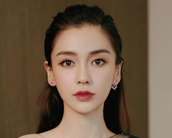 當80後美人遇到90後美人，真是一代不如一代，顏值差距一目瞭然