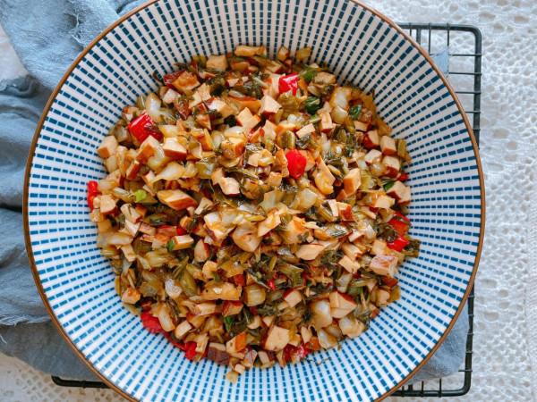 秋冬季節才有的下飯菜，加點豆乾簡單炒一炒，一口氣能吃好幾碗飯