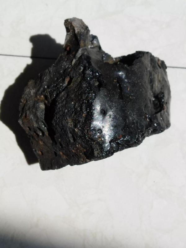 今天發一塊玻璃隕石，正版側面都是一個，隕石