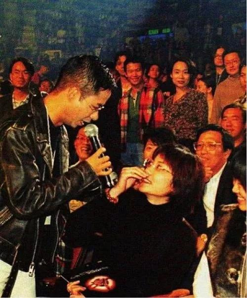 一場演唱會，主唱立了遺囑，四大天王和王菲只能坐在臺下當觀眾