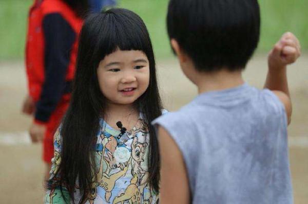 女大十八變，曹格女兒長開了，當初的“醜萌”，變成現在的美少女