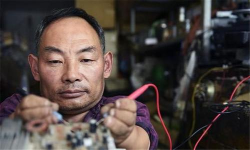 相差70釐米的愛情,身高1米的林彥華娶1.7米媳婦,兩人幸福美滿 相差70釐米的愛情,身高1米的林彥華娶1.7米媳婦,兩人幸福美滿