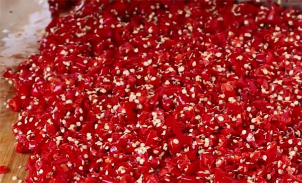 做剁椒醬的季節到了，20年秘製配方告訴你，又香又辣，拌啥都好吃