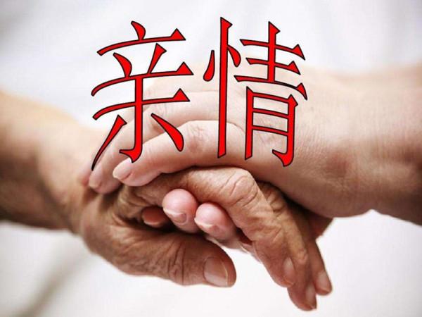 父親早逝，母親艱難地把三兄弟養大成人，各自成家後卻斷絕關係