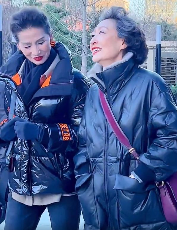 黑色羽絨服怎麼就土氣了？學70歲奶奶們這樣穿，配短靴顯高還時髦