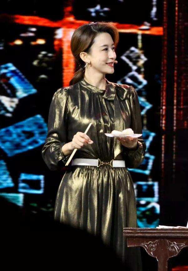 張蕾罕見這麼華麗，穿金色長裙高貴亮眼，一頭紅髮靚麗更摩登