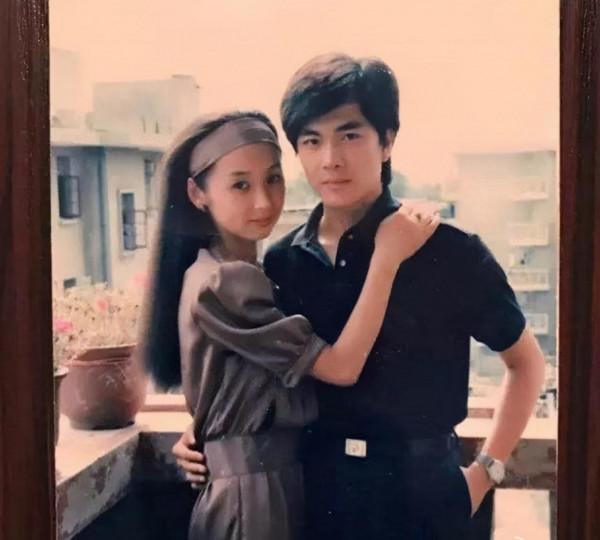 網友曬父母合照,年輕對比20年後,完美詮釋了啥叫“驚豔了時光” 網友曬父母合照,年輕對比20年後,完美詮釋了啥叫“驚豔了時光”