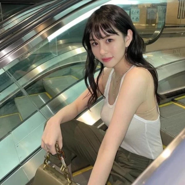 邱淑貞22歲大女兒近照曝光，長相苗條吸睛，氣質形象似媽媽