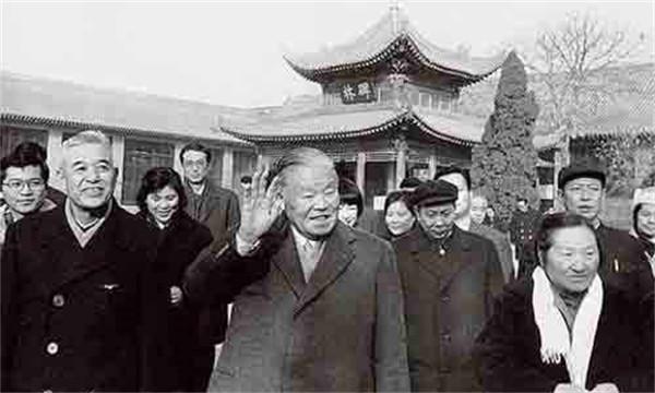 1980年華國鋒訪日，聽到日本對他的個人介紹，頓時哈哈大笑