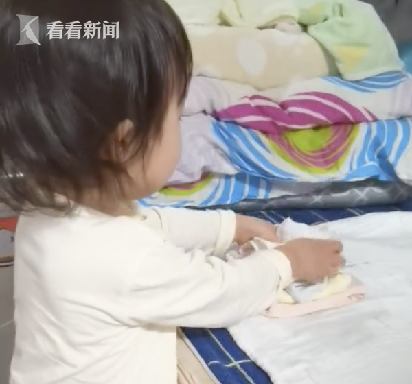 萌娃搶著做家務 媽媽:每個成長瞬間都讓人感動 萌娃搶著做家務 媽媽:每個成長瞬間都讓人感動