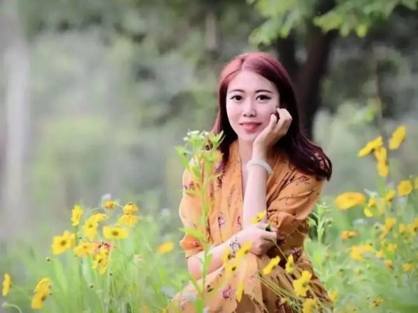 90後女詩人艾諾依,詩壇一輪月亮,風頭蓋過賈淺淺? 90後女詩人艾諾依,詩壇一輪月亮,風頭蓋過賈淺淺?