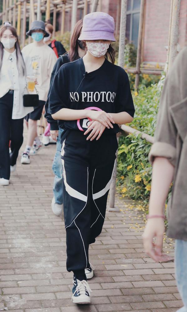 楊超越太個性了,前面牛仔褲後面休閒褲,搭配白色T恤帥氣搶鏡 楊超越太個性了,前面牛仔褲後面休閒褲,搭配白色T恤帥氣搶鏡