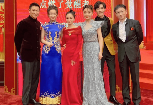 劉德華易烊千璽等出席新春茶話會 一身正裝狀態佳