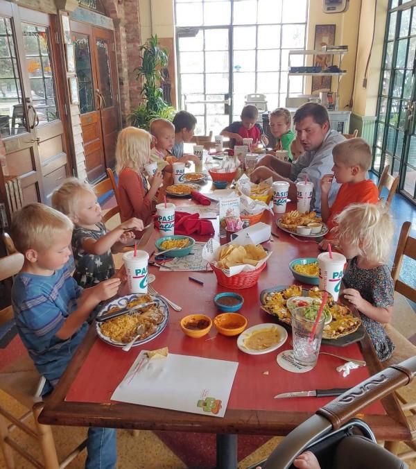 想成為電影裡的大家庭,美國夫妻12年生12個娃!每天生活無比熱鬧 想成為電影裡的大家庭,美國夫妻12年生12個娃!每天生活無比熱鬧