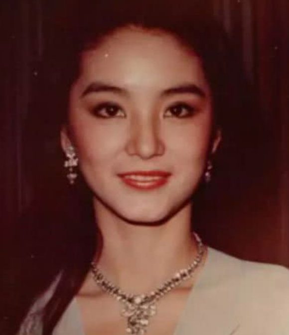 明星左右臉不對稱：金晨嘴歪，鞠婧禕只露左臉，林青霞用髮型遮掩